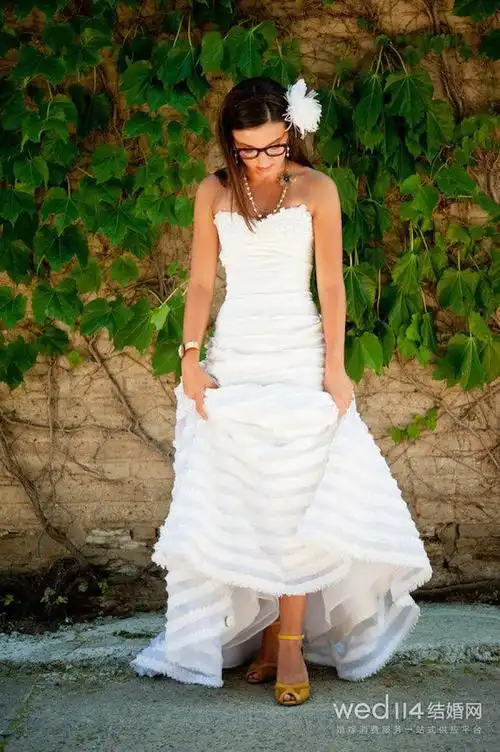 戴眼镜的新娘造型搭配框架眼镜也是完美配饰