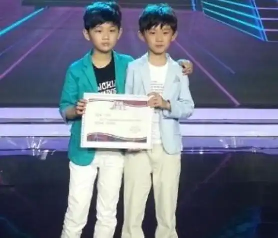 马嘉祺双胞胎哥哥考上纽约大学,网友:哥哥上学的钱是马嘉祺赚的_腾讯