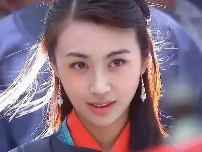 看了李菲儿的旧照,才懂黄晓明为啥会沦陷,"清新天使"名副其实