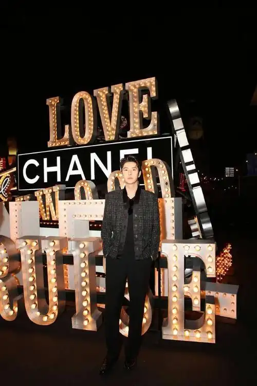 王一博好莱坞随拍 着白t戴墨镜比耶酷帅可爱