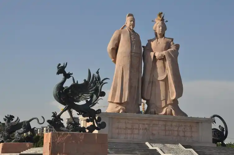 唐高宗李治与武则天的塑像就屹立在乾县通往乾陵的路口处.