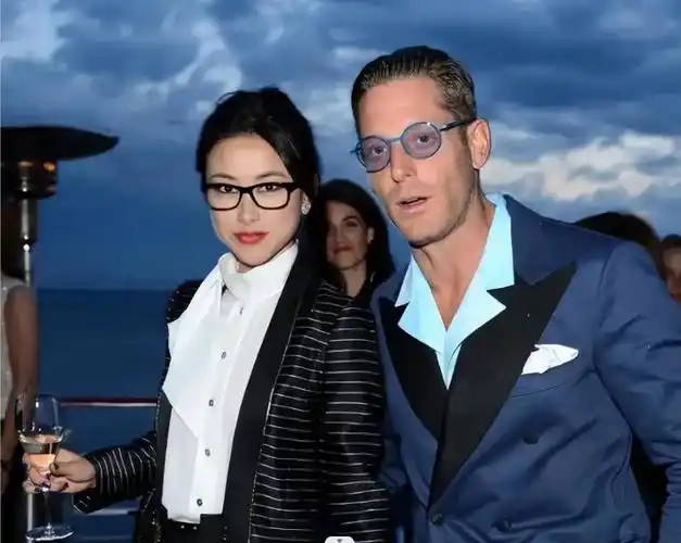 朱珠的情史一直备受关注,她公开的第一任绯闻男友是著名的音乐才子