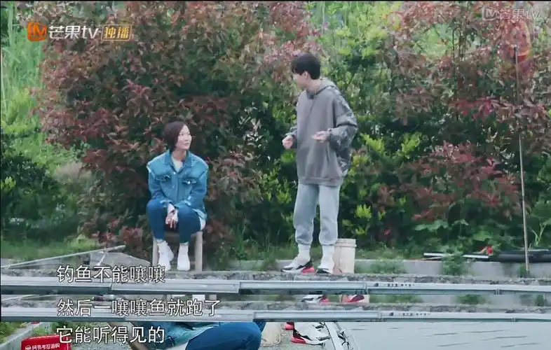 王珞丹朝着他做了个"别出声"的暗示动作▼