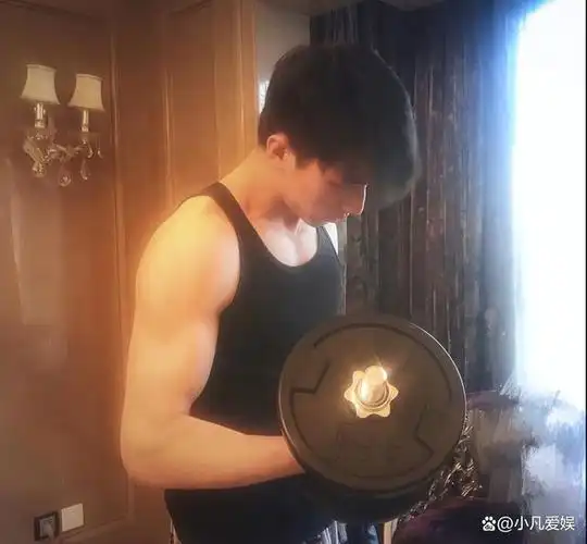 假臀假腹肌,《我的阿勒泰》于适一出场,打脸了多少内娱小弱鸡