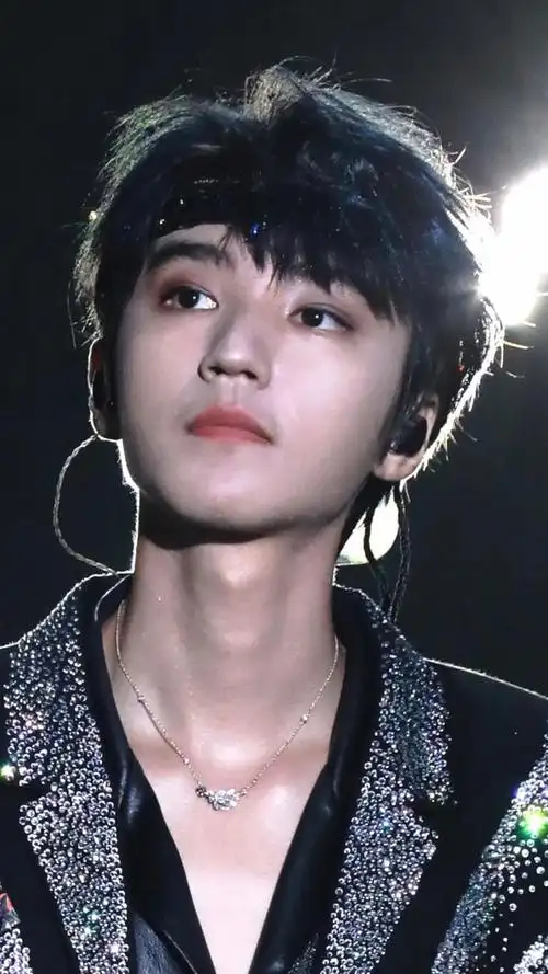 开学第一件事:"你知道十周年@tfboys-王俊凯 有多帅吗080808"