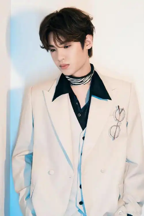 黄明昊西服金丝眼镜造型