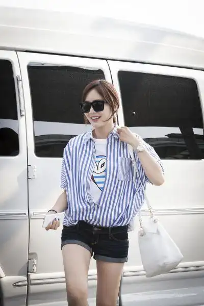 韩星成宥利曝机场照清凉度假装显清新(图)