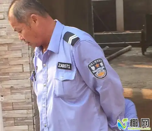 三亚一小区物业乱收停车费保安穿警服胸徽为协警