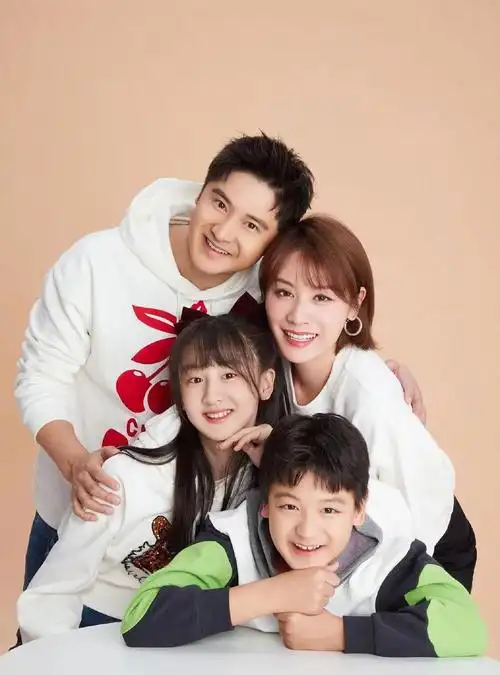 而从照片中可以看出,一家四口不仅颜值都很高,而且脸型几乎都一致