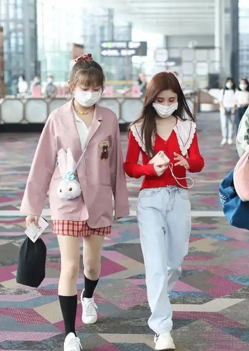 鞠婧祎红色修身毛衣搭配阔腿牛仔裤和助理手牵手变身校园女神