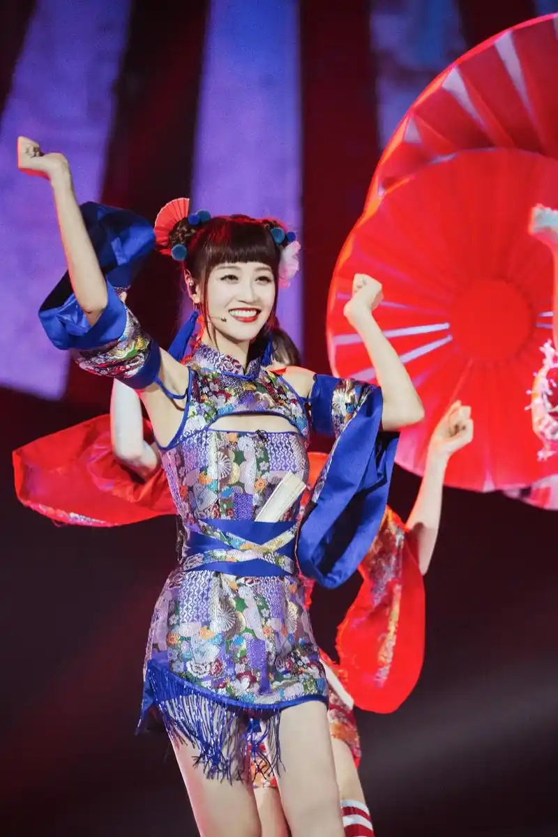 蓝盈莹身着蓝色国风旗袍 双丸子头元气满满