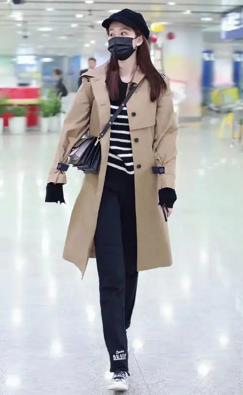 乔欣机场街拍,风衣口罩风琴包演绎都市摩登俏皮可爱!