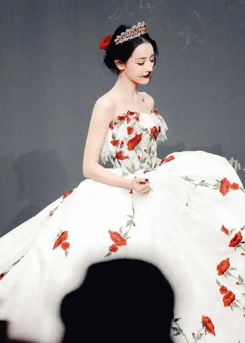 这就是真公主吧#@dear-迪丽热巴的玫瑰公主裙造型,超经典的说!