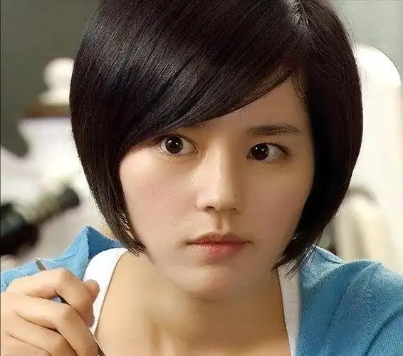 《魔女幼熙》了,这部戏里面一头短发的韩佳人,将自己精致无缺的五官