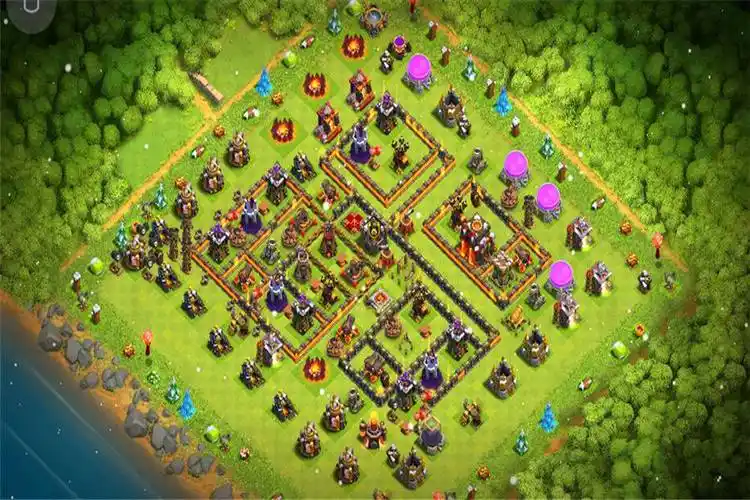 这是一个比较极端的阵型,把黑油罐子都外置了,并且大本营四周的防御也