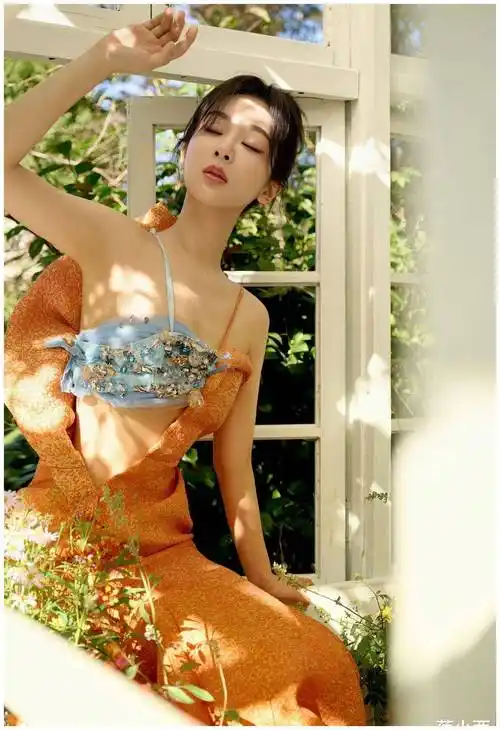 又被杨紫惊艳到!穿挂脖连衣裙直接露出内衣,扎丸子头美出新高度_显得_