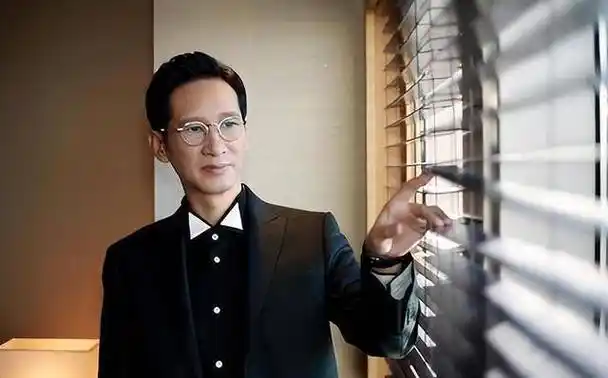 老戏骨王劲松被扎40针泼12桶冷水为何怒斥小鲜肉你不要脸