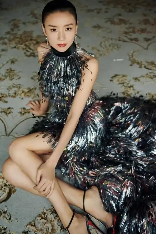 董洁素颜亮相机场穿简约t恤搭纽扣短裙一双牛奶腿太吸睛