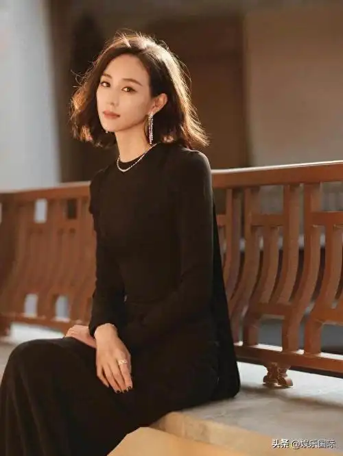 张钧甯穿黑裙逆光摆拍美如中世纪油画