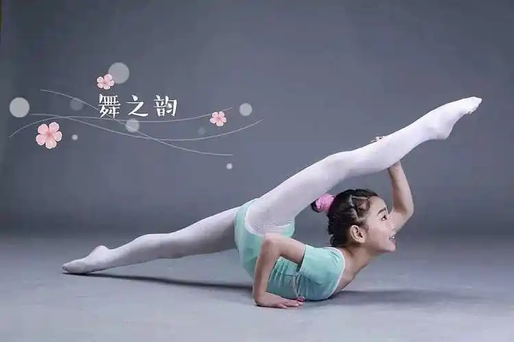 舞蹈的基本功到底是什么呢? 是压腿,下腰,压脚背吗? 当然不止有这些!