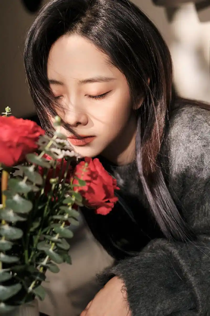谭松韵写真大片曝光闭眼闻花不惧怼脸拍