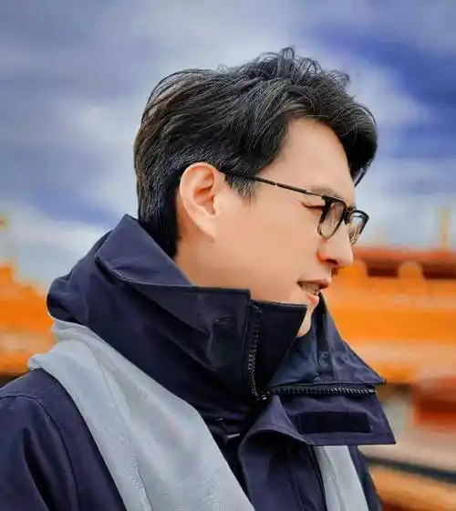 靳东参加大会一身的官味!