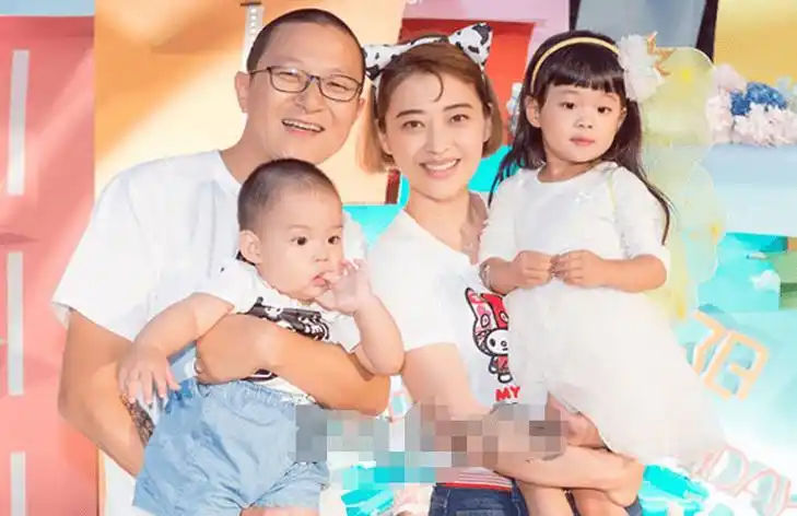 除此之外,她与郭涛搭档