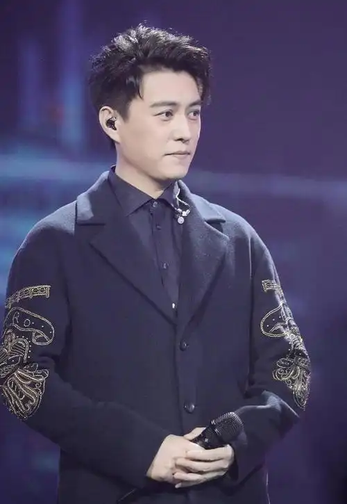 演员靳东参加两会引全网热议,身份显赫备受瞩目!