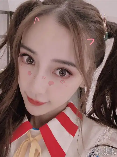 十八岁少女angelababy梳双马尾娇俏可爱