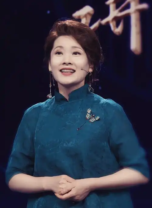 女人上了年纪看的就是气质,何赛飞一袭香云纱亮相,自然脸好舒服_印花