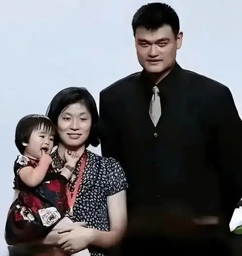 体重再度成焦点姚明女儿14岁长高至190网友围观嫁得出去吗