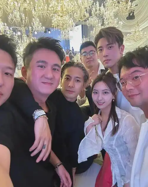 最近,我们的小可爱王嘉尔前往温州参加好友的婚礼,一身低调的黑色西装