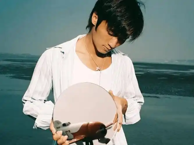 留着长发的谢霆锋,时常板着脸,高冷气质彰显无疑.