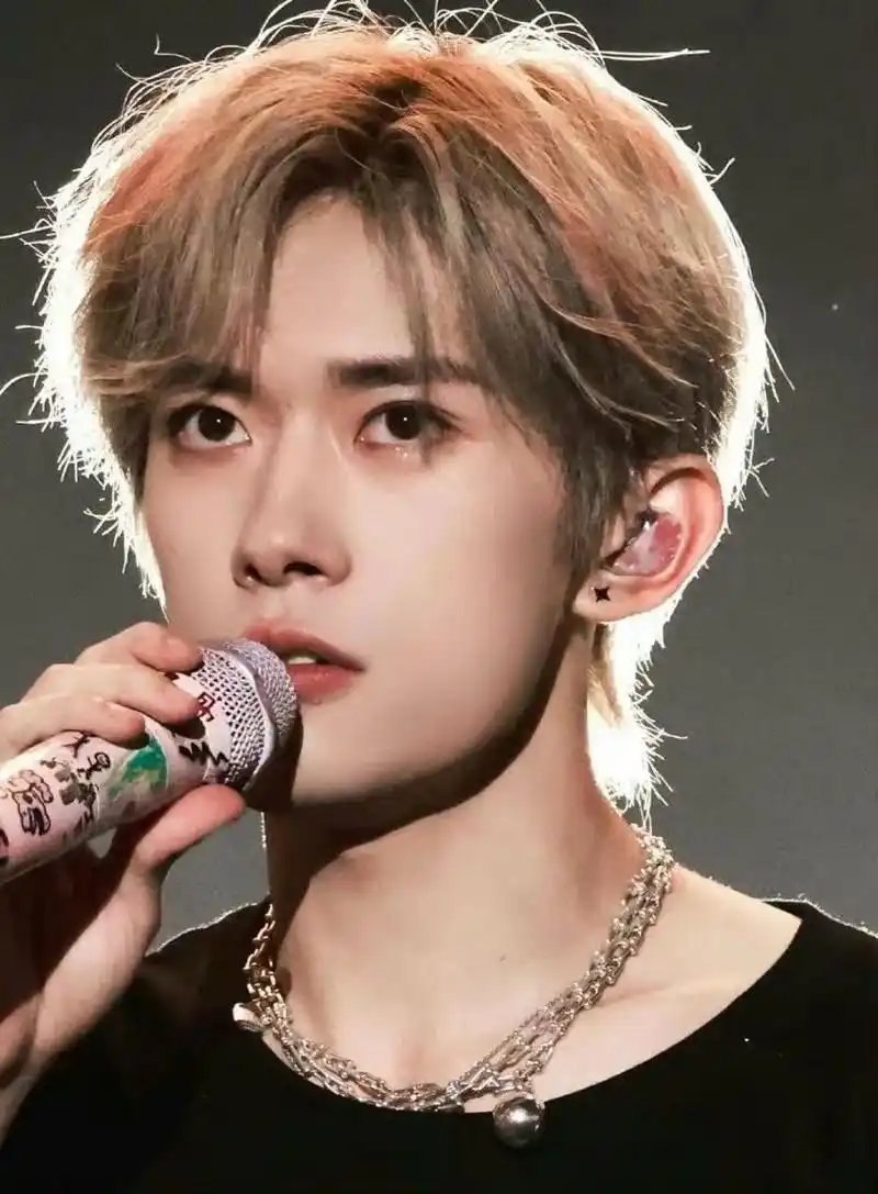 易烊千玺又染金发了,永任何一个活动造型都能帅出新高度.