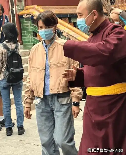 50岁董卿罕有现身面容憔悴!眼神中写满故事,疑似常去寺院祈福