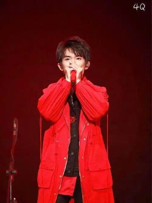 易烊千玺这一次换我们守护你给你最美的红海