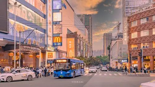 暮色下的北京路步行街