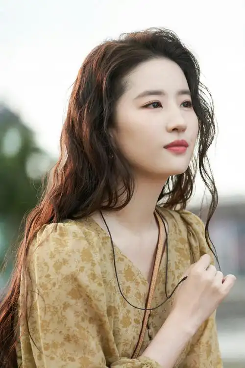 刘亦菲许红豆小院偷闲剧照