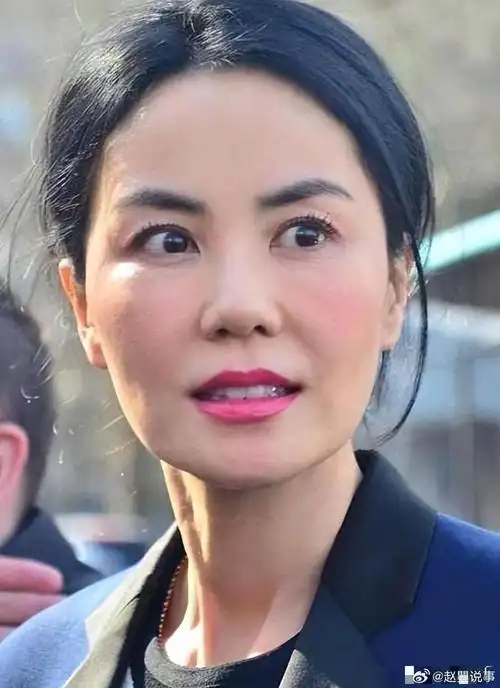 一组54岁王菲的最新照片曝光,引起了网友们的广泛关注和讨论