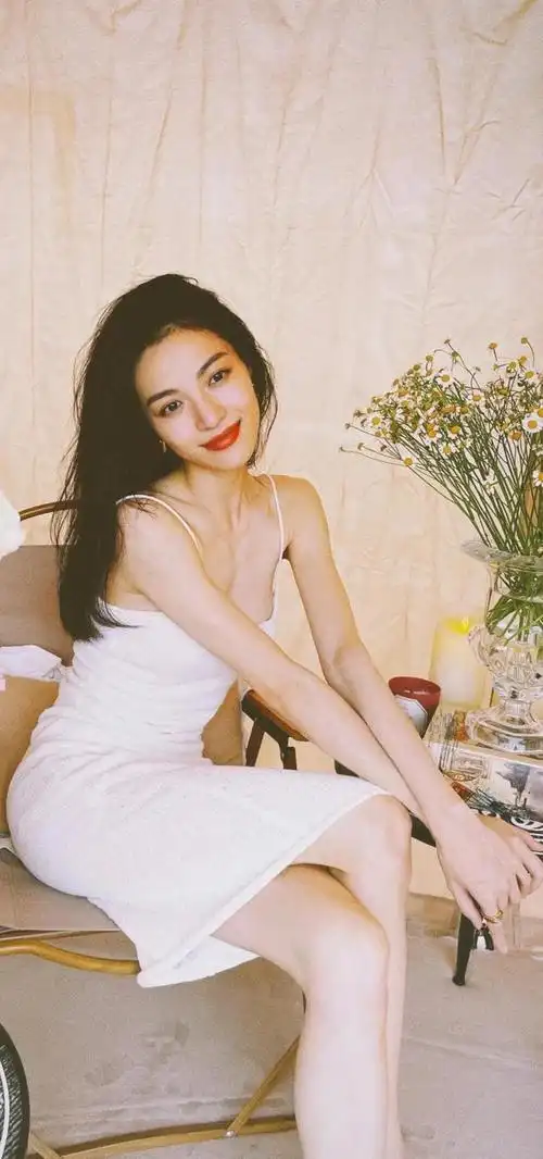 身材高挑皮肤白皙钟楚曦唯美写真图集