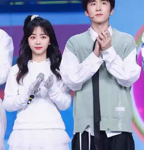 谭松韵不小心扑进张新成怀里,谁注意张新成的反应?