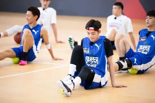 赖冠霖《超级企鹅联盟》率队首发亮相积极拼搏不负青春热血_篮球