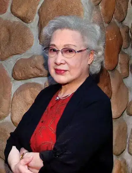 1922年2月14日,秦怡出生于上海南市的深宅大院,家中有10个兄弟姐妹