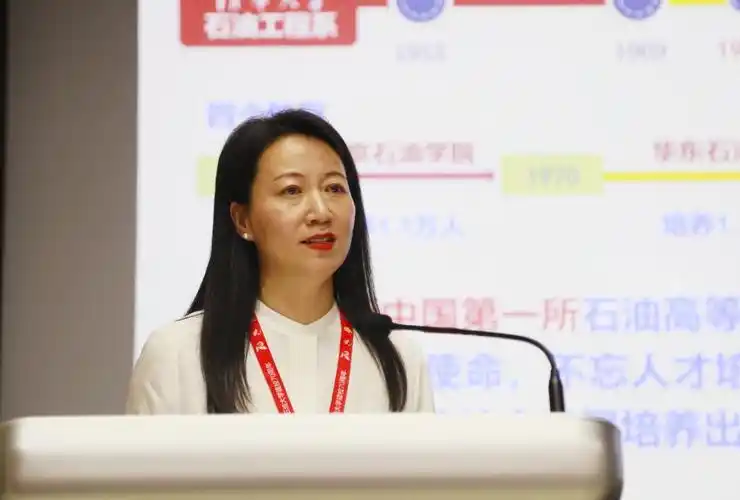 当前位置>首页>石大要闻>正文张玲玲主持论坛王勇代表学校对各位校友