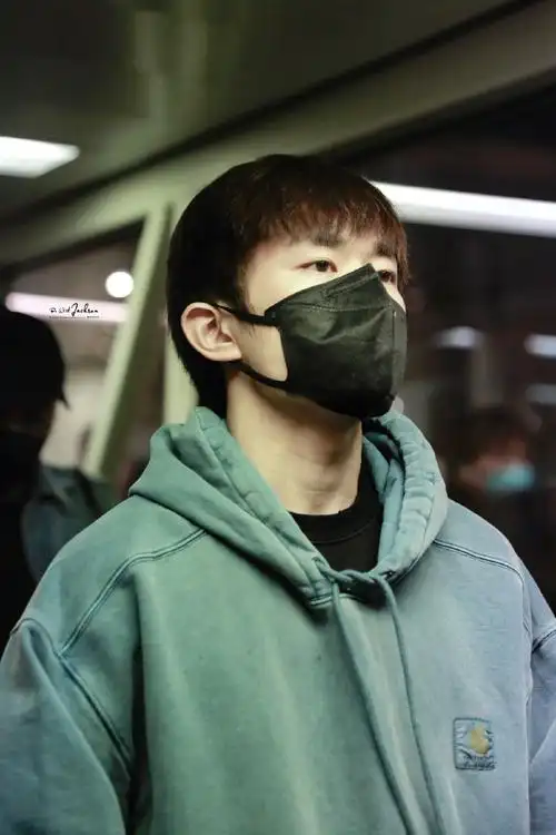 易烊千玺蓝色卫衣机场路透##易烊千玺顺毛刘海