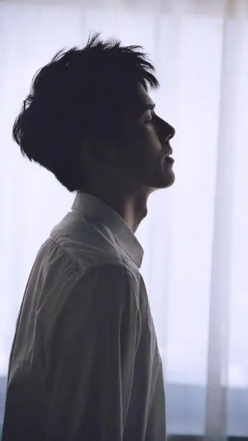 帅气男孩刘昊然人侧颜手机壁纸