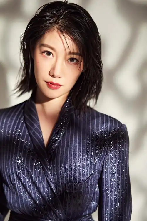 演员王婷初冬写真曝光造型简约时尚独具魅力