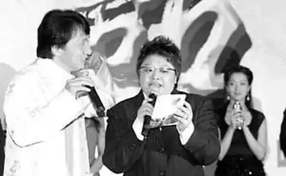 "韩红成龙曾在一起过?亲密合照被扒后"网友夺笋:她年轻时叫韩