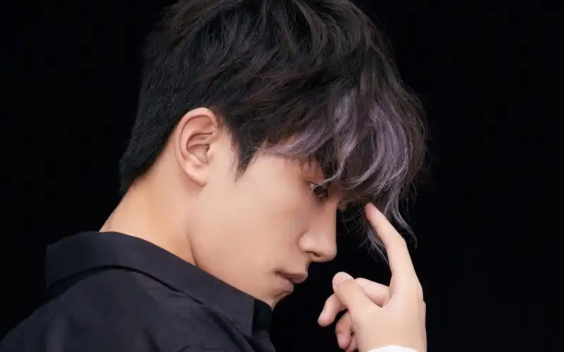 tfboys易烊千玺黑色背景帅气写真,高清图片,电脑桌面-壁纸族