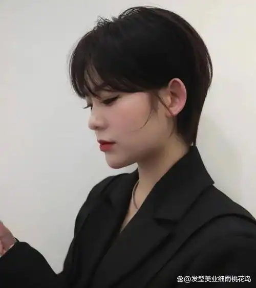 一定少不了的是这款挂耳式短发,职场最爱的短发设计之一,看起来干练有